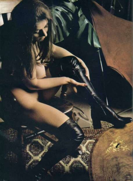 pixiedeadbeat:Belinda puts her boots on,