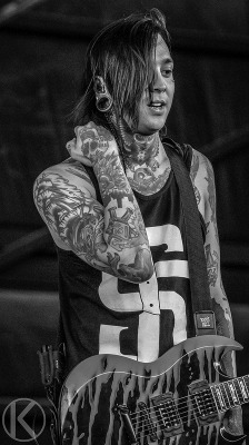 mitch-luckers-dimples:  Pierce The Veil 5 by kriskoelewijnphotography on Flickr. 