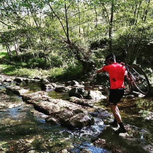 bicyclespecialties: #Repost @pagesalbert ・・・ Buscant noves rutes amb en @poferrer #gravel al 200% @c