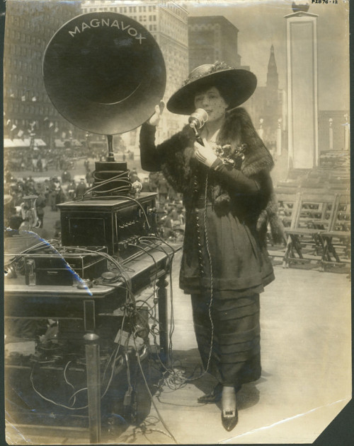  Fritzi Scheff demonstrating Magnavox for Fifth Liberty Loan in New York City, 1919 