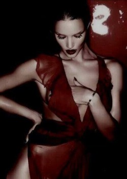 canonization-of-love:    ☪  Rosie Huntington-Whiteley