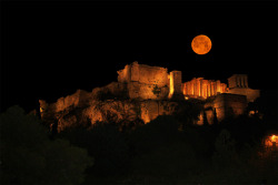 ginger-meets-indie:  Full moon above the Acropolis in Greece. 