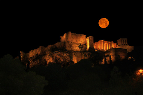 ginger-meets-indie:Full moon above the Acropolis in Greece.