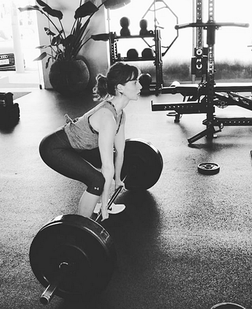 thediaryoflaurapalmer:   Actress #AlisonBrie hitting her new PR at 165lbs.! Prepping for her Netflix