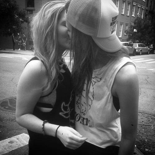 kissingeverysinglenight:  black & white, couples blog
