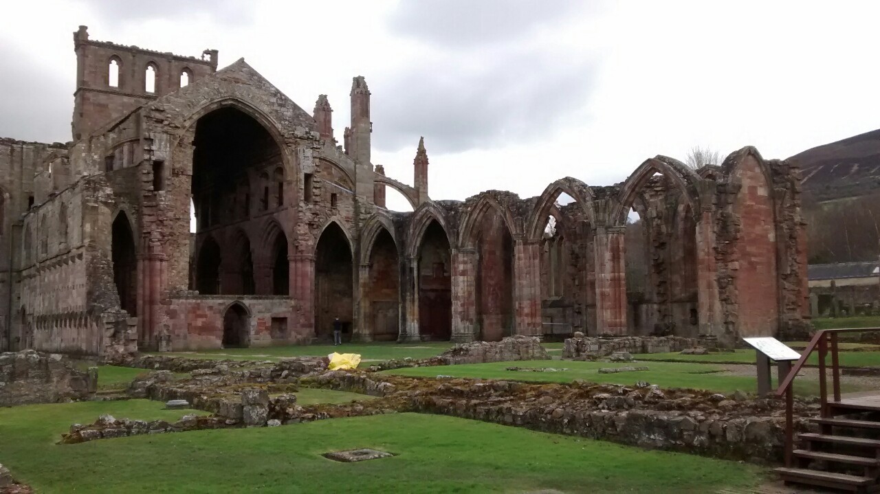 ophelianarcissa:  gofuckyourselfwithyouratombomb:  Melrose Abbey, Scotland   I want