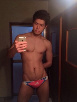 erectionary:  hoollaho:  와 몸 개 이쁘ㄷ  Hot trunks. Horny stories - http://erectionary.blogspot.com Notti pics - http://erectionary.tumblr.com