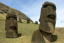 leostorm:  echoes-from-the-stars:  nyagao:  モアイ像の下を掘った結果ｗｗｗｗｗｗｗｗｗ    Easter Island Moai have Bodies  This just raises more questions than answers.  FINALLY I SEE HE WHOLE THING