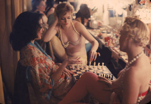 Gordon Parks - Showgirls play chess between