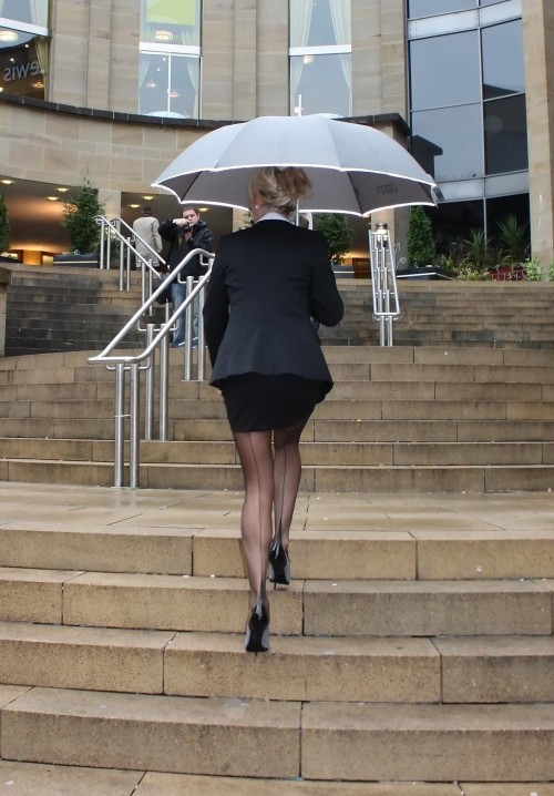 blackff:  sexyseamedstockings:  Seamed Stockings of the day 13th December 2013  Red shoes finish the