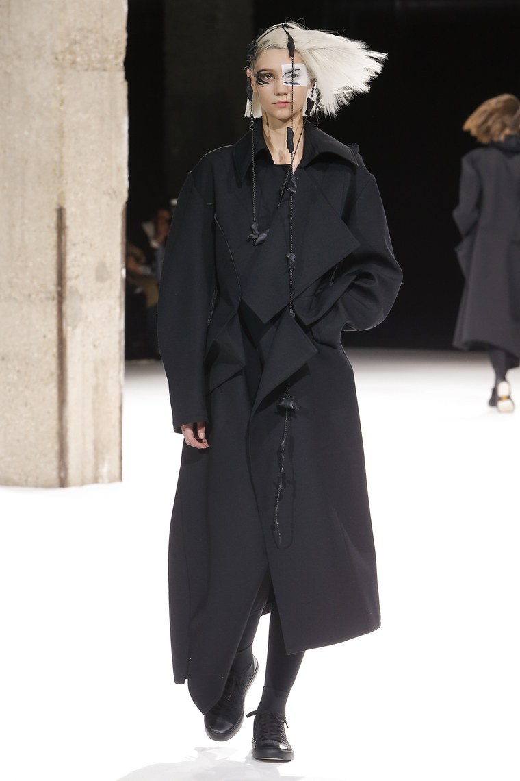 FASHIONALISTICK • YOHJI YAMAMOTO Fall/Winter 2018 collection PARIS...