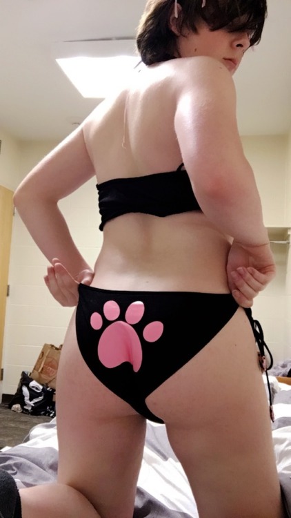 ashelylovecraft: Purrrr :3 I’ve wanted this outfit forever and @feralskye was awesome enough t