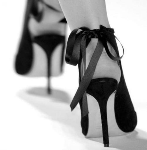 alexbost:  Am in love!!!!! ;)  classic. black. elegant.    Gorgeous!