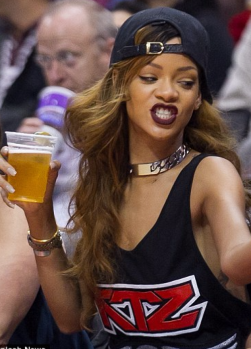 teaforyourginaa: contechristino: Rihanna attending basketball matches is one of the cutest things EV