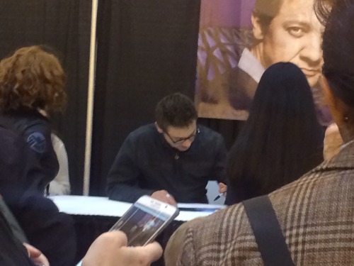 Here’s a few pictures from Jeremy’s autograph session on Saturday. He was standing by th