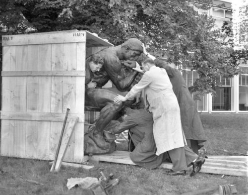 installator:“‘The Thinker’ by Rodin is removed from the coffin for placement in th