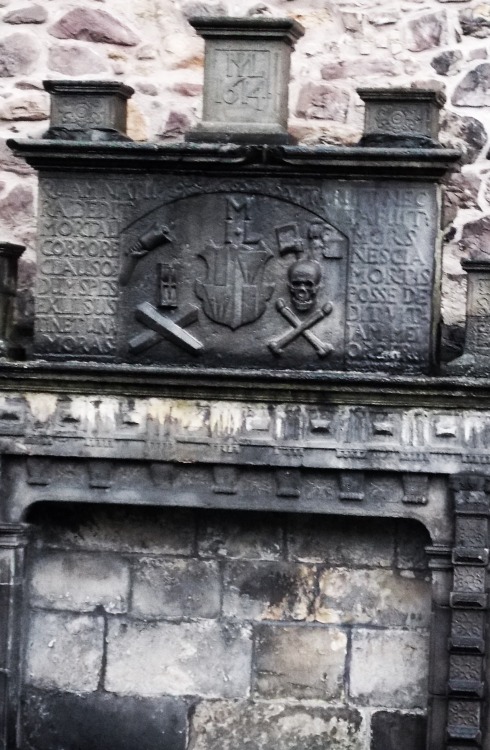 onlucidwings:Skull details in the two graveyards I visited in Edinburgh.(Greyfriar & Old Calton)