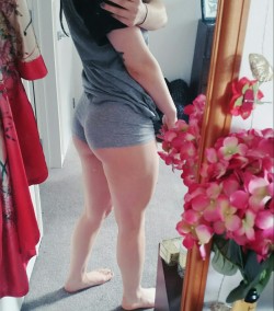 miel-lapin:  Here’s my butt x my quads