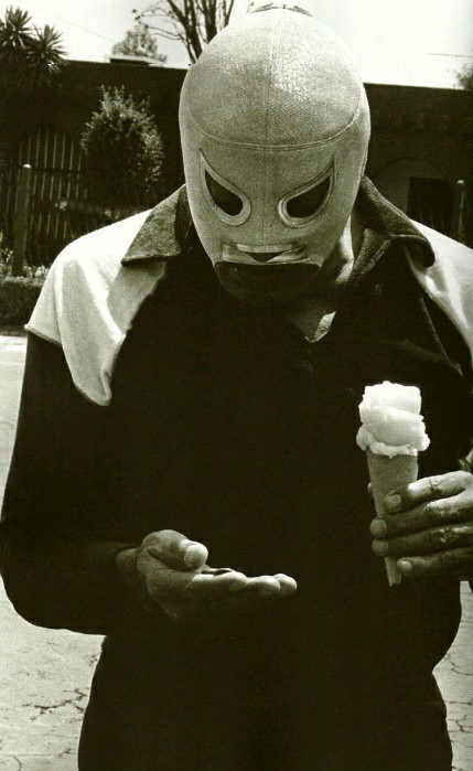 cazadordementes:  Espectacular de Lucha Libre. por: Lourdes Grobet “La fotógrafa