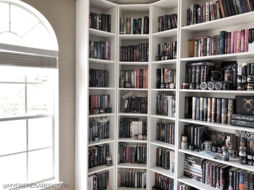 therealmyfriendsarefiction:Happy #shelfiesunday ! Do you have a favorite window in your house? Mine 