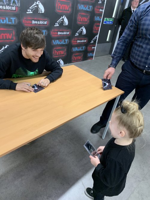 dailytomlinson:Louis and a tiny fan today! - 06.02.