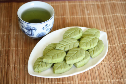coocooforcookies:  Matcha Green Tea ShortbreadThe cookies are buttery, melty, and chock full of the taste of green tea.  They go great with a cup of tea. 