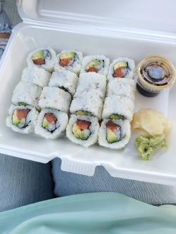 cuteys:  nothing like treating yourself to sushi on a nice day ᵔᴥᵔ 