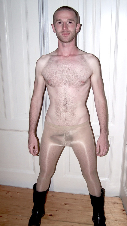 luvpantyhose:  guysnylontightsblacksocks:  HOT ITALIAN HUSTLER WHORE IN PANTYHOSE SHOWING OFF FOR NEXT CLIENT  Any vids of this guy