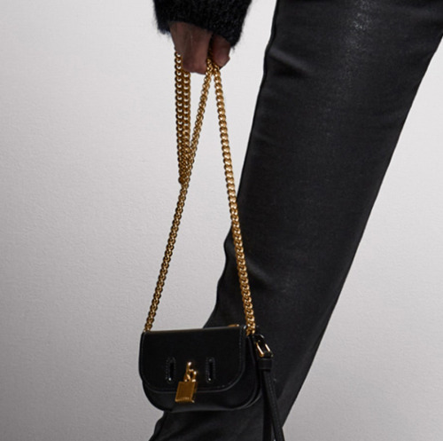 Trendy Bag for FW21: 90′s grungy key-locket adorn bag.Loewe, Celine, Tom Ford, Schiaparelli, Louis V