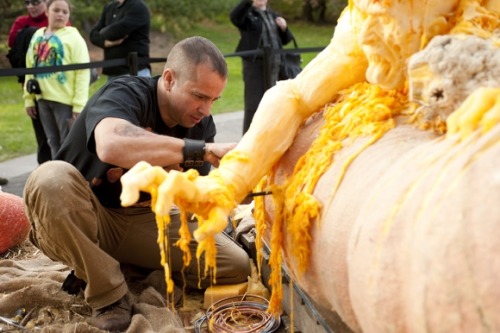 hier-und-dar: pastelphillie: sixpenceee: World’s biggest pumpkin sculpted into zombies by Ray Vill