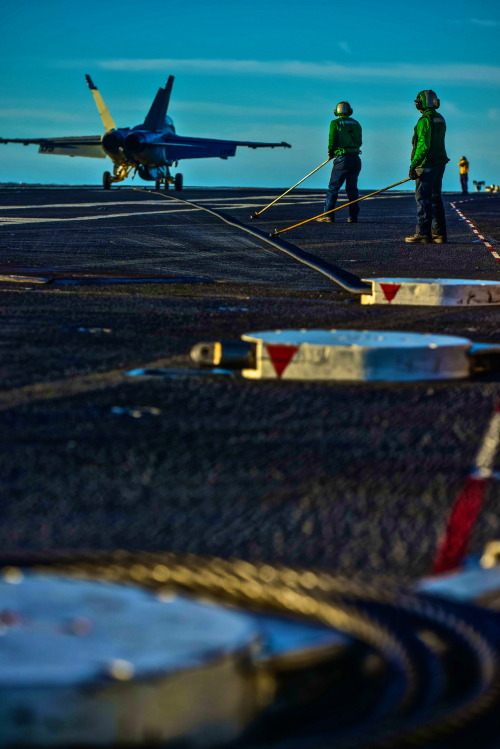 theworldairforce:PACIFIC OCEAN (Jan. 27, 2015) Aviation Boatswain’s Mate (Equipment) Airman Wi