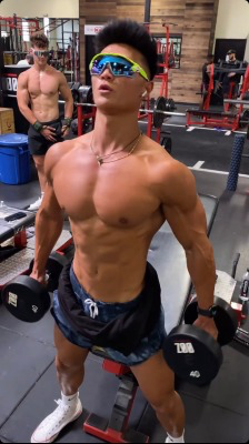 asianhunksmyfavorite: sunnies at the gym
