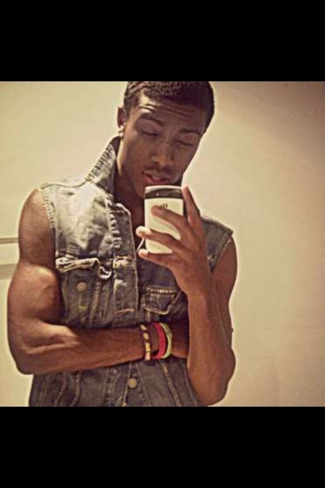 leyparis:  shannonsease:  Sexy  He is fine as fuck! Damn!!!!