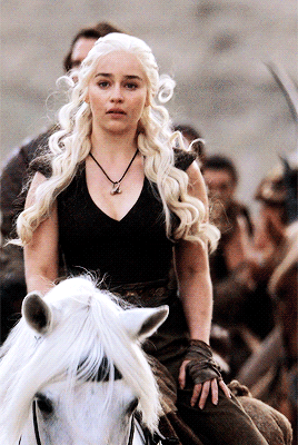 early-sunsets: daenerys targaryen appreciation 26/?? This gifset is so E L E G A N T