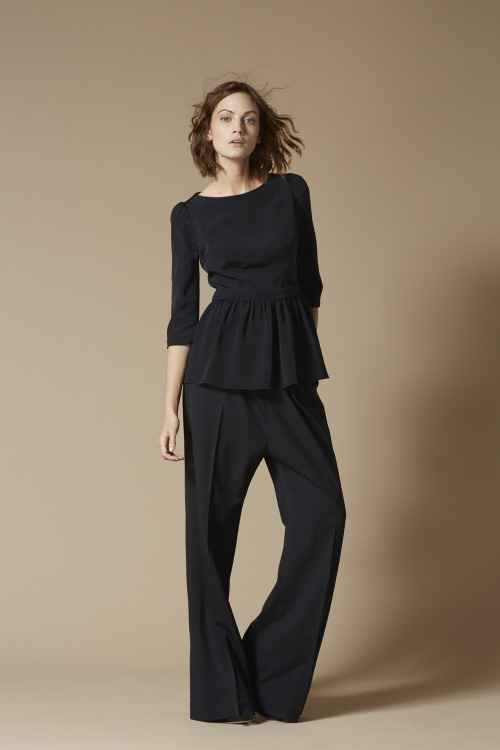 Cyrus top with open back and Charlie high waist large pants. Top Cyrus ouverture dos et pantalon lar