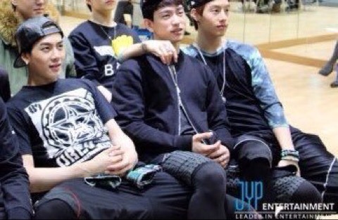 imaha97:  THE MOST COMPLICATED LOVE TRIANGLE IN THE HISTORY OF KPOP #MARKJINSON   (look at their legs) 