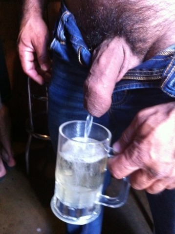 intofeetmx:  hotmenhotkinks:  Pouring his fag a drink  A drink 