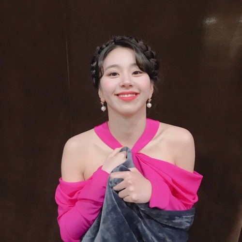 girlgroupinsta: 181215 / twicetagram:3년 전 이곳 홍콩 마마에서 처음 신인상을 받았었는데이곳에서 3번째로 올해의 노래상을 받네요너무 고맙고 
