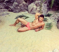 greenspeedos:  deserted island hottie 