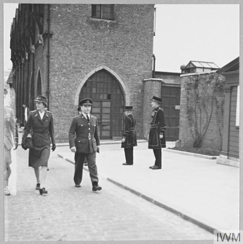 Mrs S. Sloan-Colt, Head of the American Red Cross in Britain, visitsballoon sites operated by the WA