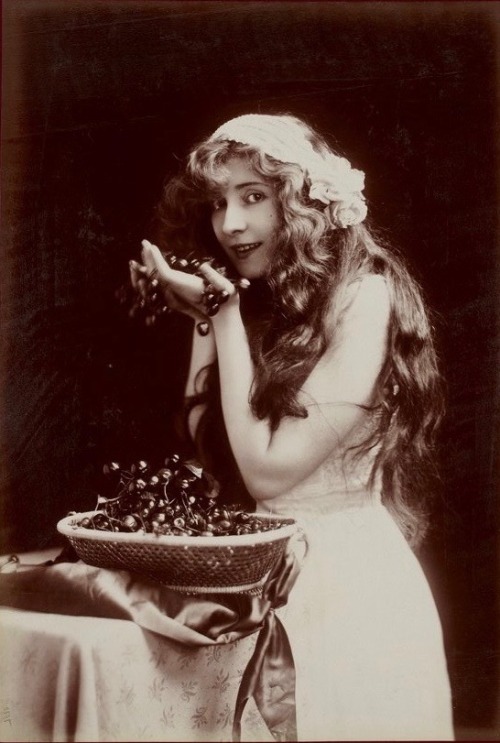 pleasuresoftheduke:Renée Desprez | Jean Reutlinger 