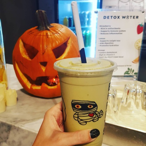 #TrickOrTreat, #healthy edition. ☕ ♥ Thanks @barrysbootcampdubai for the awesome treat after some