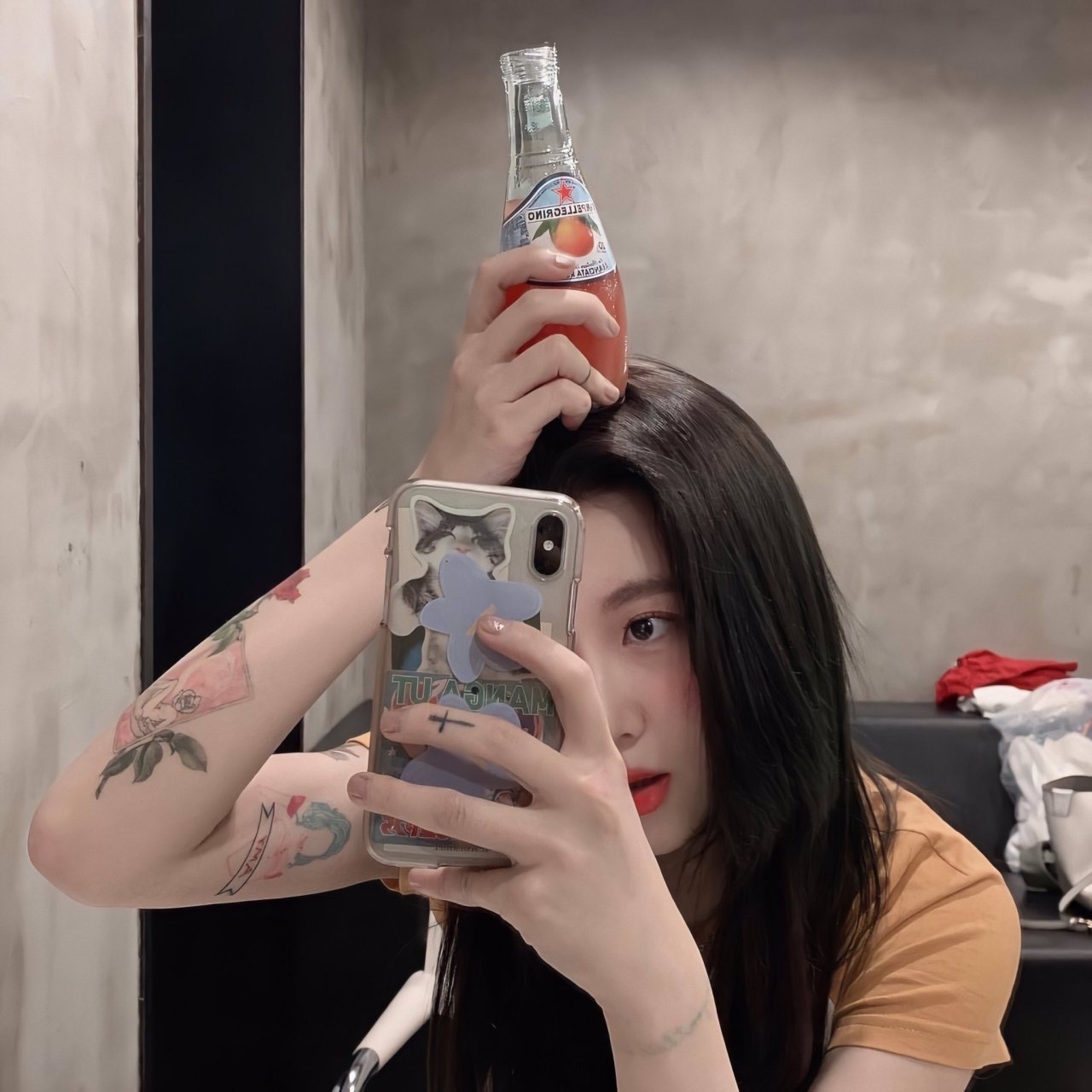 BaekYerin shows off her arm full of dragon and flower tattoos  머리 색깔 타투  연예인
