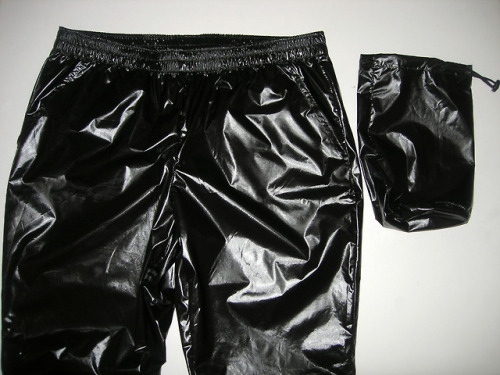 Shipping extrashiny black R@ZZ Pants to a customer in France.Elastic waist, 2 side pockets.The pants