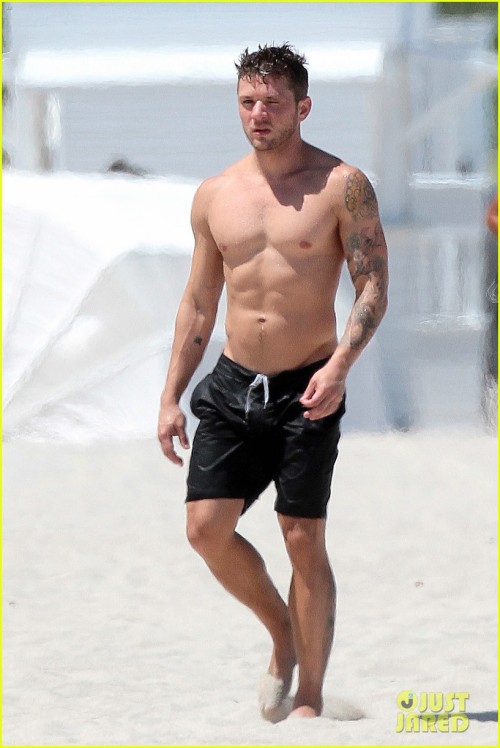 Porn jazzmenloria:  holy hot damn  Ryan Phillippe photos