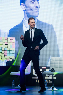 torrilla:  Tom Hiddleston dances for Korean