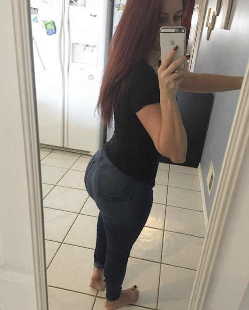 causeitsfun69: She got a body and cute feet