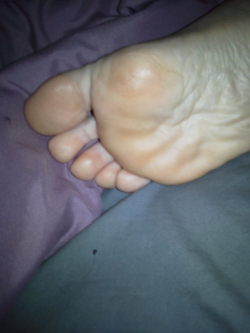 Toered:  Perfect Toes And Soles. You Like?  Who Wants To Lick Every Toe.