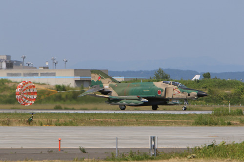 kthenorth-photo: 八雲分屯基地創立記念行事の為に百里からRF-4がやってきました。飛び立つのを見送りお戻りを待つこと暫し。大きく手を振ってくださって嬉しかったです。