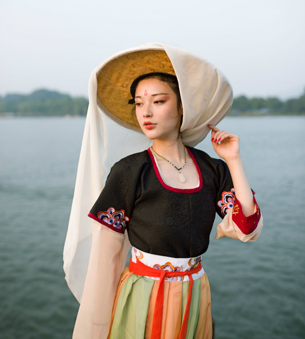 changan-moon:  Traditional Chinese hanfu | Tang dynasty fashion | Clothes by 宴山亭汉服. 